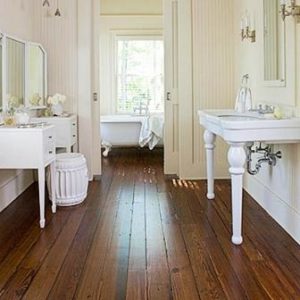 Деревянный пол в ванне